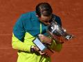 Rafael Nadal besa su 14º trofeo de Roland Garros