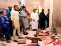 El gobernador del estado de Ondo, Rotimi Akeredolu (3.° a la izquierda), señala sangre en el piso manchado después de un ataque de hombres armados en la iglesia católica St. Francis en la ciudad de Owo, en el suroeste de Nigeria