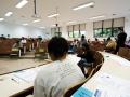 Varios estudiantes esperan para hacer un examen en la Universidad de Santiago de Compostela