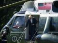 Joe Biden bajando del helicóptero presidencial en Washington D.C