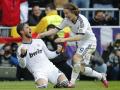 Sergio Ramos y Luka Modric se abrazan en un partido del Real Madrid.