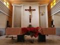 Una cruz en el altar manchada de sangre dentro de la iglesia católica de San Francisco un día después de un ataque a los fieles en Nigeria