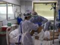 Fisioterapeutas del Hospital Gregorio Marañón de Madrid atienden a pacientes con covid