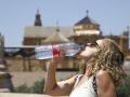 Una turista bebe agua para combatir el calor, en Córdoba, ante las altas temperaturas que registra la Península por la ola de calor