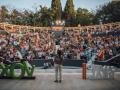 Más de 300 personas han acudido al acto de Vox con de aforo limitado en Marbella este domingo.