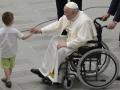 El Papa Francisco saluda a un niño durante la audiencia a los Granaderos de Cerdeña del Ejército Italiano, el 11 de junio de 2022