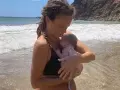 Josy Peukert y su bebé en una playa de Nicaragua