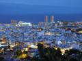 Vistas nocturnas de Santa Cruz de Tenerife, la ciudad más barata de España para viajar este verano
