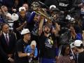Steph Curry levanta el trofeo de campeón de la NBA