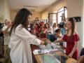 Macarena Olona votando en un colegio electoral de Salobreña (Granada)