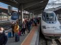 Pasajeros en el exterior del tren de la línea de AVE entre Madrid y Galicia