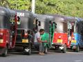 Los vehículos de traslado típicos de Sri Lanka no pueden circular por la escasez de combustible