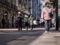 Varias personas mayores caminan por una calle céntrica de Vitoria.