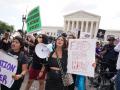 Manifestantes contra el aborto en la puerta del Supremo