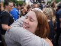 Dos manifestantes pro vida se abrazan tras conocer la sentencia de la Corte Suprema