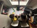 Un niño estudia y hace los deberes en casa con la ayuda de su madre