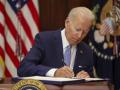 Momentos en que el presidente Joe Biden firma la nueva legislación de 'control de armas'