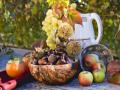 Bodegón otoñal con uvas, manzanas, caquis y castañas