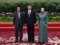 El presidente chino, Xi Jinping, en el centro, y su esposa, Peng Liyuan, a la derecha, posan con el primer ministro de Camboya, Hun Sen