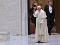 El Papa Francisco despidiéndose tras su audiencia con los miembros de la comunidad del Camino Neocatecumenal