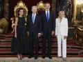 Felipe VI, junto a la Reina Letizia, al presidente de los EE.UU. y la primera dama, a su llegada a la cena en el Palacio Real de Madrid