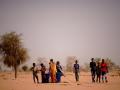 Un grupo de personas en un proyecto de la ONU sobrerefugiados en Ouallam, Níger