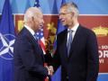 Biden y Stoltenberg se saludan antes del inicio de la cumbre