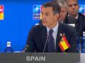Sánchez interviene desde su mesa, con la bandera de España invertida
