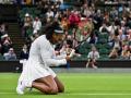 Serena Williams, de rodillas, en su regreso a Wimbledon