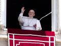 Vatican City (Vatican City State (holy See)), 26/06/2022.- A handout picture provided by the Vatican Media shows Pope Francis waving from the window of his office overlooking Saint Peter's Square as he leads the Sunday Angelus prayer, in Vatican City, 26 June 2022. (Papa) EFE/EPA/VATICAN MEDIA HANDOUT HANDOUT EDITORIAL USE ONLY/NO SALES
El Papa Francisco, asomado a la ventana del Palacio Apostólico para el rezo del Ángelus el domingo 26 de junio