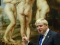 El primer ministro del Reino Unido, Boris Johnson, se maravilla con la obra de Rubens 'Las Tres Gracias' en el Museo del Prado
