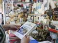 Una lectora examina un libro en la Feria del Libro de Madrid