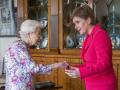 Nicola Sturgeon, primera ministra escocesa, se reúne con la Reina Isabel II en el palacio de Holyroodhouse