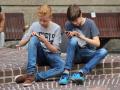 Dos adolescentes con el teléfono móvil