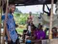 Residentes de Elechi, en Nigeria, tras las inundaciones del monzón.