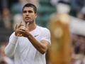 Alcaraz aplaude al público de Wimbledon tras pasar a octavos