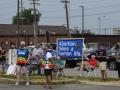 Activistas pro vida frente a una clínica, en Illinois