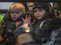 Niños ucranianos efectúan el cruce de la frontera polaca, en Medyka