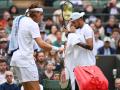 Stefanos Tsitsipas y Nick Kyrgios durante este tenso partido en Wimbledon