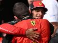 Carlos Sainz se abraza al jefe del equipo Ferrari