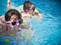 Niños piscina verano