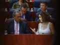 La presidenta regional, Isabel Díaz Ayuso, conversa con el vicepresidente, Enrique Ossorio, durante el pleno que este jueves celebra la Asamblea de Madrid