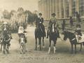 Umberto a una edad temprana a caballo con su padre Vittorio Emanuele , su madre Elena y sus hermanas Iolanda y Mafalda en Racconigi