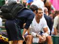 Rafael Nadal recibe asistencia médica durante un descanso en su partido de cuartos de final contra Taylor Fritz