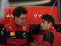 Mattia Binotto, jefe del equipo Ferrari, tranquiliza a Leclerc tras la carrera en Silverstone