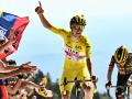 Tadej Pogacar levanta el dedo para celebrar la victoria en la séptima etapa del Tour de Francia