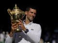 Djokovic con el título de Wimbledon 2022 tras su victoria ante Nick Kyrgios