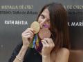 Ruth Beitia luce con orgullo sus dos medallas olímpicas: bronce en Londres, oro en Río