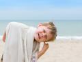 Un niño en la playa con problemas en el oído