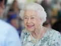 Isabel II sonríe durante una visita para inaugurar el nuevo edificio de Thames Hospice en Maidenhead, Berkshire